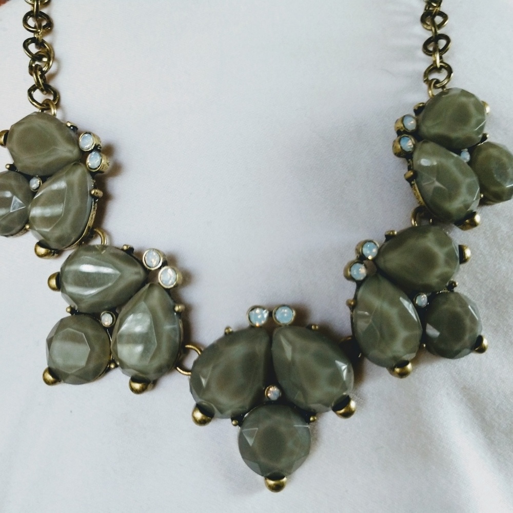 BRAND NEW! Elegant necklace